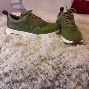 Nike Olive Max Theas